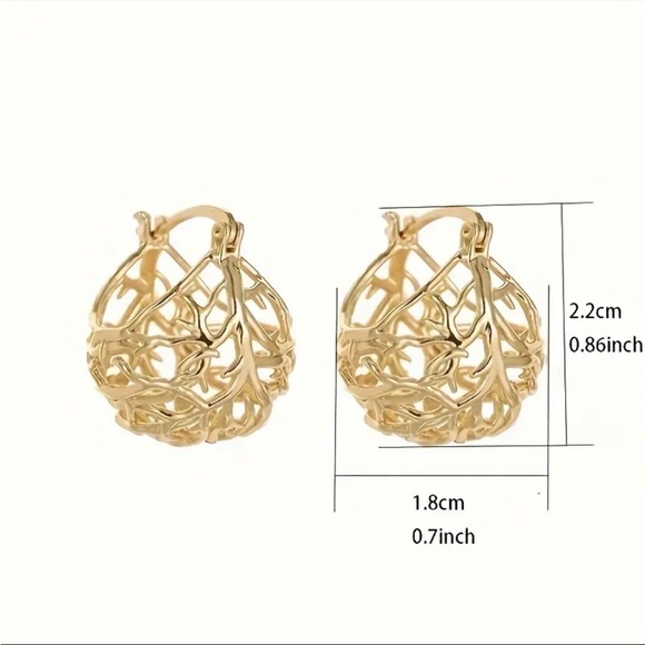 18 karat gold plated basket weave round earrings .8“ x .7“. Classic style. NIP - Picture 4 of 6